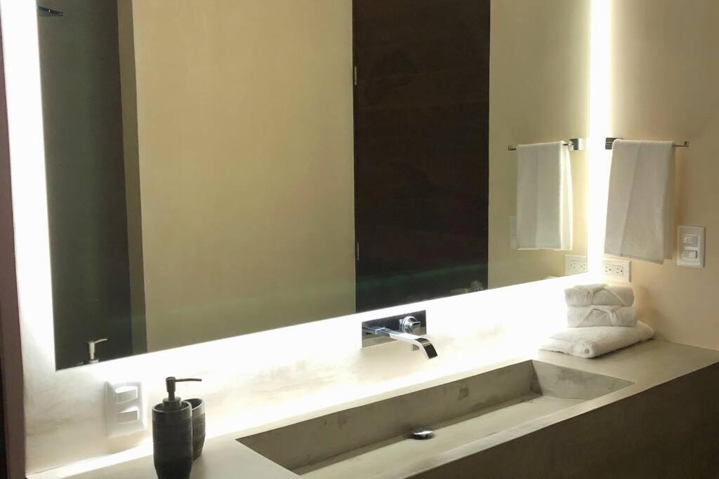 Luxury 2 Bdr 2 Bth 2 Bikes Jacuzzi Fiboptic Wifi. Apartment